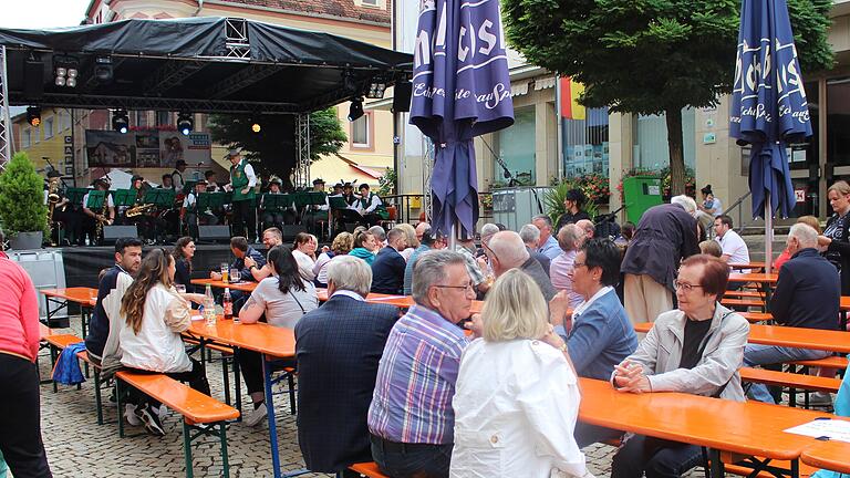 Stadtfest Bad Brückenau 2023 - Der Auftakt des Bad Brückenauer Stadtfestes findet traditionell am Freitagabend auf dem Marktplatz statt. Das Foto zeigt den Eröffnungsabend 2023. Stadtfest Bad Brückenau 2023 - Der Auftakt des Bad Brückenauer Stadtfestes findet traditionell am Freitagabend auf dem Marktplatz statt. Das Foto zeigt den Eröffnungsabend 2023.