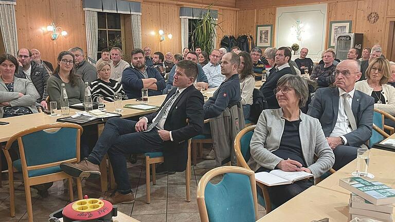 Über 100 Landwirte und Bäuerinnen lauschten dem Vortrag von Willi Kremer-Schillings alias 'Bauer Willi'. Über 100 Landwirte und Bäuerinnen lauschten dem Vortrag von Willi Kremer-Schillings alias 'Bauer Willi'.