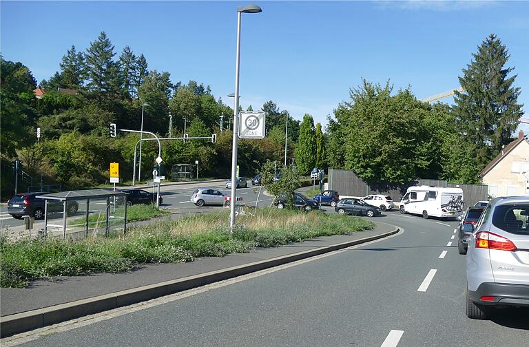 An der östlichen Eselsbergzufahrt in Kitzingen kam es immer wieder zu Rückstaus wegen des hohen Verkehrsaufkommens und wenn Fahrzeuge in die Alte Post-Straße einbiegen wollten, die Zufahrt aber verstellt war. An der östlichen Eselsbergzufahrt in Kitzingen kam es immer wieder zu Rückstaus wegen des hohen Verkehrsaufkommens und wenn Fahrzeuge in die Alte Post-Straße einbiegen wollten, die Zufahrt aber verstellt war.