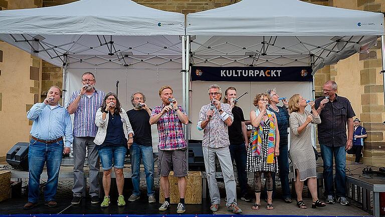 „Happy Birthday“ mit Plastiktröten: Die Verantwortlichen des KulturPackt spielen sich selbst ein Geburtstagsständchen. „Happy Birthday“ mit Plastiktröten: Die Verantwortlichen des KulturPackt spielen sich selbst ein Geburtstagsständchen.