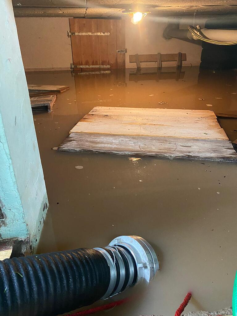 In einem Keller in Dingolshausen steht das Wasser über einen Meter hoch. Die Feuerwehr pumpt das Wasser ab. In einem Keller in Dingolshausen steht das Wasser über einen Meter hoch. Die Feuerwehr pumpt das Wasser ab.