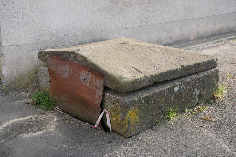 So sah der Brunnen aus, kurz bevor er in der Stockgasse abgebaut wurde. So sah der Brunnen aus, kurz bevor er in der Stockgasse abgebaut wurde. 