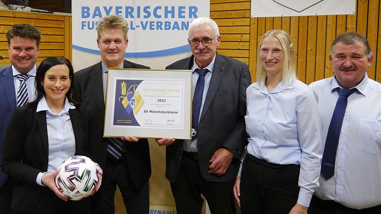 Die höchste Auszeichnung, das Gütesiegel des Bayerischen Fußballverbandes, die Goldene Raute mit Ähre, wurde dem SV Mönchstockheim im Rahmen der Weihnachtsfeier zum wiederholten Male durch den bfv-Kreisehrenamtsbeauftragten Harald Friedrich (FC Wasserlosen) überreicht. Im Bild (von links) Andreas Bördlein, Evi Kober (dritte Vorsitzende), Harald Friedrich, Nikolaus Düring, Conny Back (Schatzmeisterin) und Herbert Back (stellvertretender Vorsitzender).