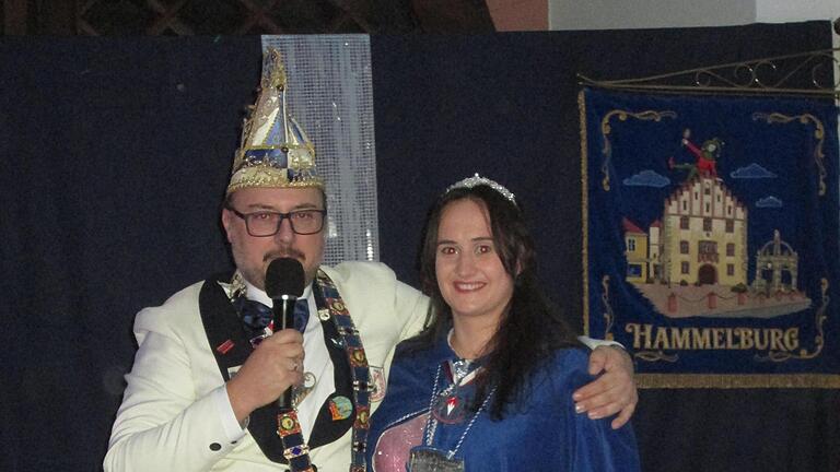 Sitzungspräsident Sebastian Kröckel präsentiert die Sessions-Prinzessin Marina I., die schon in der abgelaufenen Saison regierte, jetzt aber ein weiteres Jahr dranhängt. - Sitzungspräsident Sebastian Kröckel präsentiert die Sessions-Prinzessin Marina I., die schon in der abgelaufenen Saison regierte, jetzt aber ein weiteres Jahr dranhängt. Sitzungspräsident Sebastian Kröckel präsentiert die Sessions-Prinzessin Marina I., die schon in der abgelaufenen Saison regierte, jetzt aber ein weiteres Jahr dranhängt. - Sitzungspräsident Sebastian Kröckel präsentiert die Sessions-Prinzessin Marina I., die schon in der abgelaufenen Saison regierte, jetzt aber ein weiteres Jahr dranhängt.
