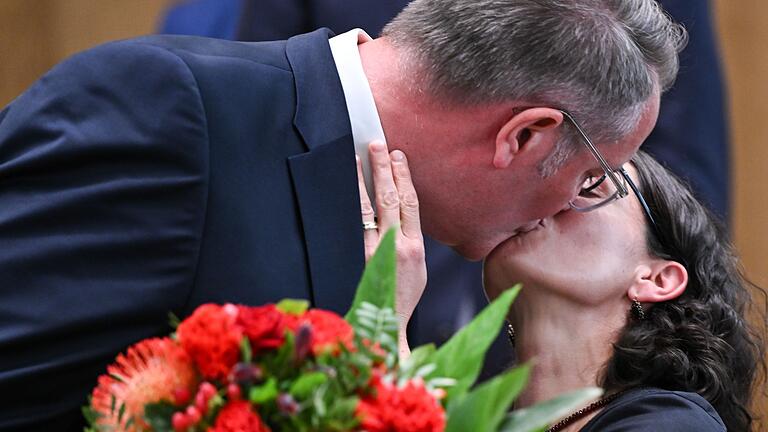 Sondersitzung Landtag Rheinland-Pfalz - Der neue rheinland-pfälzische Ministerpräsident Alexander Schweitzer küsst seine Frau Barbara. Sondersitzung Landtag Rheinland-Pfalz - Der neue rheinland-pfälzische Ministerpräsident Alexander Schweitzer küsst seine Frau Barbara.