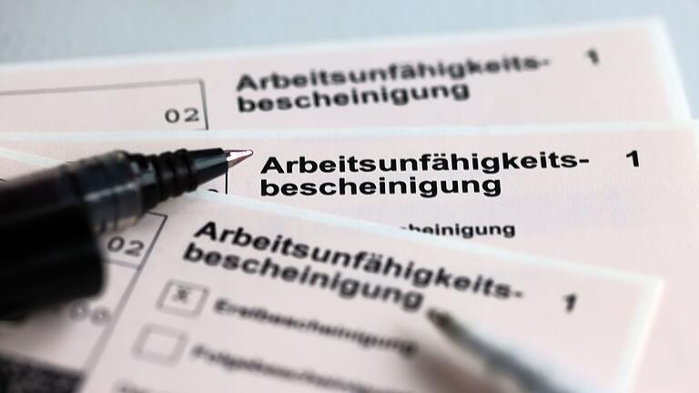 Stifte liegen auf Arbeitsunfähigkeitsbescheinigungen - Die Zahl der Krankschreibungen wegen Belastungsreaktionen ist stark gestiegen. (Illustration) Stifte liegen auf Arbeitsunfähigkeitsbescheinigungen - Die Zahl der Krankschreibungen wegen Belastungsreaktionen ist stark gestiegen. (Illustration)