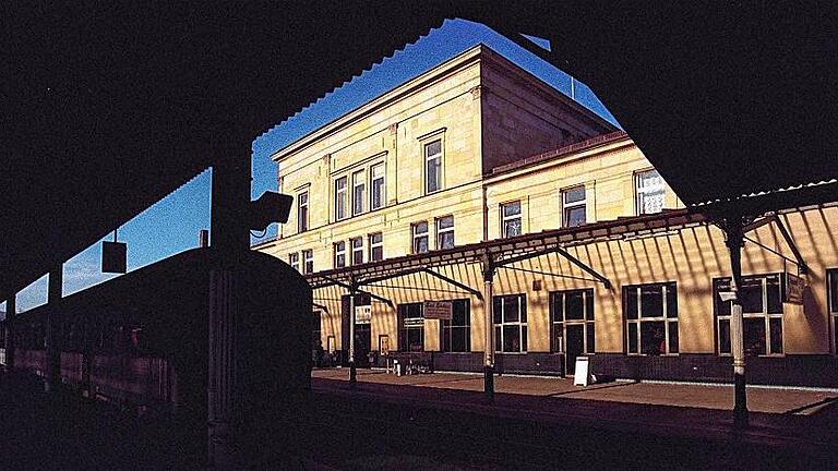 Der Kissinger Bahnhof liegt im Zentrum des Kissinger Sterns. Dieses Schienennahverkehrsangebot belegt aktuell im Bayernvergleich Platz eins. Der Kissinger Bahnhof liegt im Zentrum des Kissinger Sterns. Dieses Schienennahverkehrsangebot belegt aktuell im Bayernvergleich Platz eins.