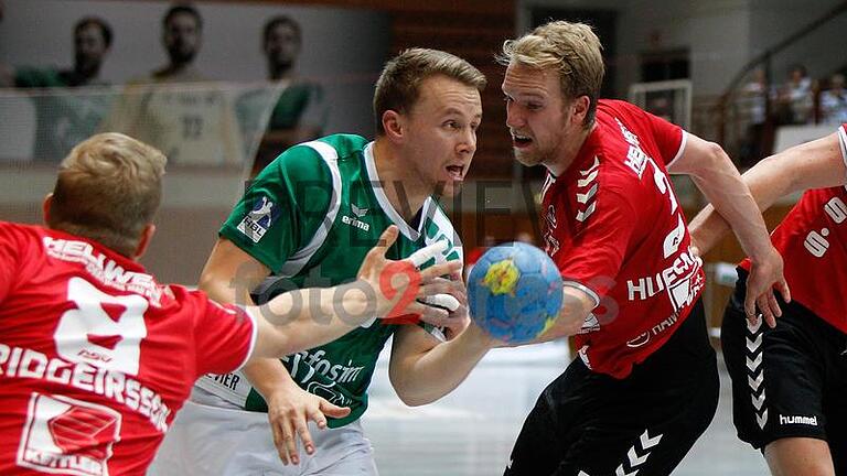 20170909FSRIMHAM015 - Der Rimparer Steffen Kaufmann (am Ball) fiel im ersten Heimspiel seiner Wölfe gegen den ASV Hamm-Westfalen (rechts Fabian Huesmann) durch eine faire Geste kurz vor Schluss auf 20170909FSRIMHAM015 - Der Rimparer Steffen Kaufmann (am Ball) fiel im ersten Heimspiel seiner Wölfe gegen den ASV Hamm-Westfalen (rechts Fabian Huesmann) durch eine faire Geste kurz vor Schluss auf
