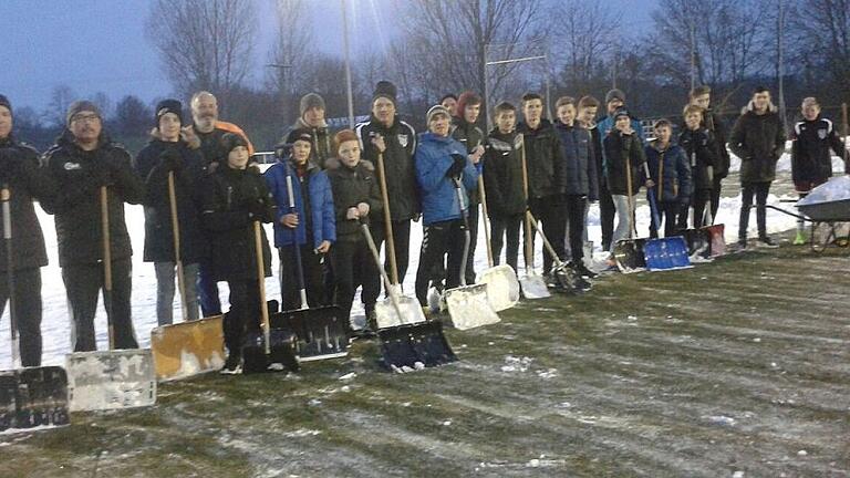Beim FC Sand: Antreten zum Schneeräumen! - (mim) Um den Kunstrasen-Platz der Gemeinde Sand bespielbar zu machen ist am Wochenende ein circa 80 bis 90 Mann starkes Schneeräum-Kommando des FC Sand, bestehend aus Aktiven der Mannschaften U15, U17, U19 sowie der Ersten, Zweiten und Dritten Mannschaft angetreten und hat das rund 6000 Quadratmeter große Kunstrasen-Spielfeld von der etwa zehn Zentimeter hohen Schneeschicht befreit. Dies berichtet der FC Sand in einer Pressemitteilung. Die Aktion hat sich laut dem Verein gelohnt, da das Training und der Spielbetrieb (am Samstag gegen Abtswind) so durchgeführt werden konnte. Selbst die DJK Dampfach habe den geräumten Platz genutzt, da andere Spielfelder nicht bespielbar waren. Das Bild zeigt einen Teil des Schneeräum-Kommandos und weitere Helfer. Beim FC Sand: Antreten zum Schneeräumen! - (mim) Um den Kunstrasen-Platz der Gemeinde Sand bespielbar zu machen ist am Wochenende ein circa 80 bis 90 Mann starkes Schneeräum-Kommando des FC Sand, bestehend aus Aktiven der Mannschaften U15, U17, U19 sowie der Ersten, Zweiten und Dritten Mannschaft angetreten und hat das rund 6000 Quadratmeter große Kunstrasen-Spielfeld von der etwa zehn Zentimeter hohen Schneeschicht befreit. Dies berichtet der FC Sand in einer Pressemitteilung. Die Aktion hat sich laut dem Verein gelohnt, da das Training und der Spielbetrieb (am Samstag gegen Abtswind) so durchgeführt werden konnte. Selbst die DJK Dampfach habe den geräumten Platz genutzt, da andere Spielfelder nicht bespielbar waren. Das Bild zeigt einen Teil des Schneeräum-Kommandos und weitere Helfer.