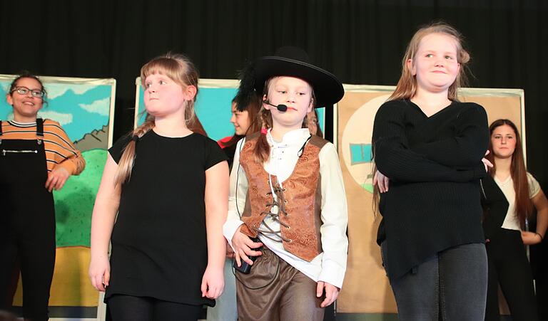 Theateraufführung 'Der gestiefelte Kater' mit Musik in der Grund- und Mittelschule Iphofen. Leticia (in der Mitte) hat die Hauptrolle. Theateraufführung 'Der gestiefelte Kater' mit Musik in der Grund- und Mittelschule Iphofen. Leticia (in der Mitte) hat die Hauptrolle.