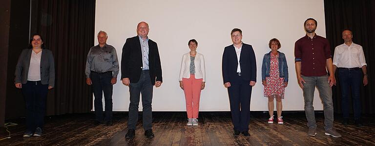 Die Kreuzbergallianz übergibt die Umsetzungsbegleitung dem Büro Toponeo aus Burgsinn, einem externen Dienstleister. Das Bild zeigt (von links): Sandbergs Bürgermeisterin Sonja Reubelt, Reinhard Hutzelmann vom Büro Geo-Plan Bayreuth, Bischofsheims Bürgermeister und Allianzvorsitzender Georg Seiffert, Schönaus Bürgermeisterin Sonja Rahm, Oberelsbachs Bürgermeisterin Birgit Erb, die geschäftsführende Beamtin der Stadt Bischofsheim Ulla Sippach, Sebastian Schneider vom Büro Toponeo und Joachim Mair vom Amt für Ländliche Entwicklung Unterfranken.