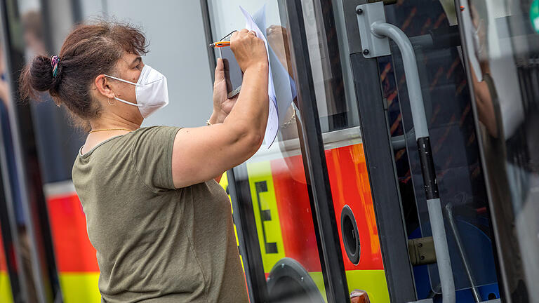 Impfbus an Rastanlagen       -  Impfwillige lassen sich am Sonntag (22.08.21) im Bus des BRK Kitzingen am Rasthof Körfez 61 in Wiesentheid mit dem Vakzin Johnson und Johnson gegen das Coronavirus impfen. Bei der Raststätten-Tour wurde gezielt dieser Impfstoff gewählt, denn bei diesem genügt eine Injektion. So möchte man möglichst unkompliziert möglichst viele Menschen und Durchreisende erreichen, egal aus welchem Land.