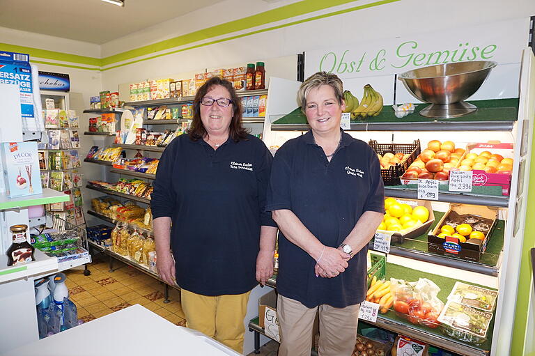 Gisela Heil (rechts) führt mit Unterstützung ihrer Schwester Rita Schneider (links) den 'Kleinen Laden' in Oberweißenbrunn. Es ist Dorfladen wie aus früherer Zeit, mit viel Kundenservice.