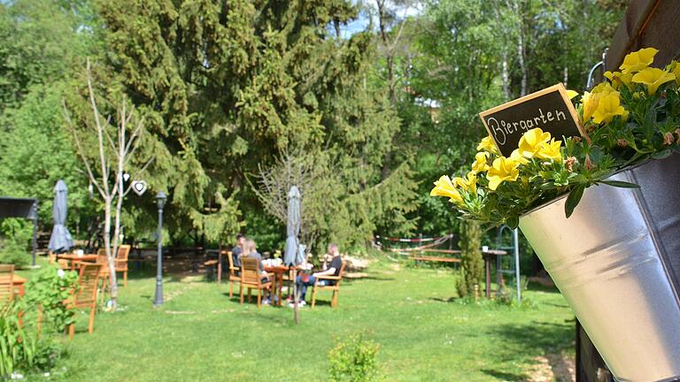Seit Anfang Mai gibt es im Lußberger Weg in Breitbrunn einen neuen Biergarten. Seit Anfang Mai gibt es im Lußberger Weg in Breitbrunn einen neuen Biergarten.