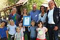 Freude herrschte auf dem Giebelstädter Natur-und Bauernhofkindergarten am Pabst-Hof, der als Wasser-Kita anerkannt wurde. Das Bild zeigt (von links) Leiterin Elke Kleider, Johanna Schenk, Ulrich Pabst, Inge Pabst-Moser und Bürgermeister Helmut Krämer mit einigen kleinen Wasserforscherinnen-und forschern.