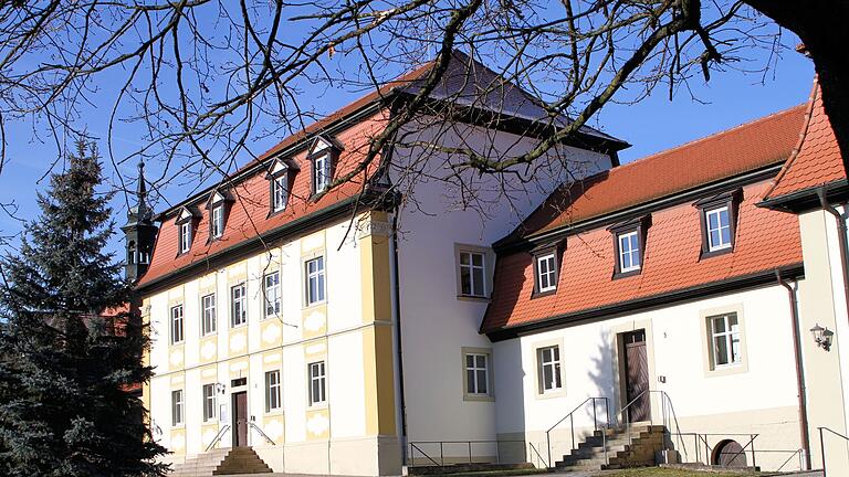Blick auf das Verwaltungsgebäude der VG Ebelsbach im Schloss Gleisenau. Für die Mitarbeiter und Bürger beschloss die Versammlung einige Änderungen.
