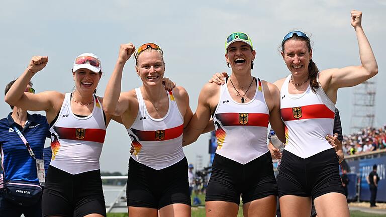 Paris 2024 - Rudern       -  Die Freude über Bronze war im Frauen-Doppelvierer groß.