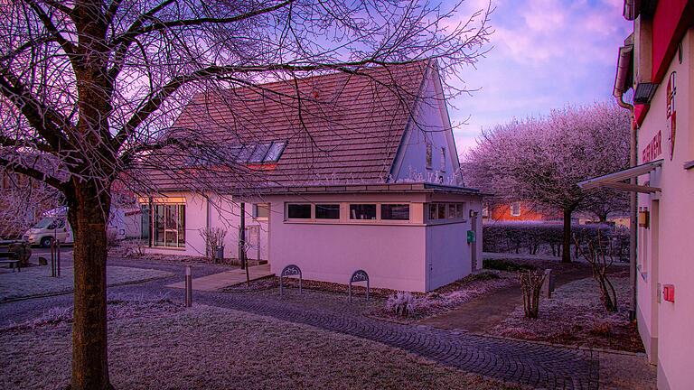 Der neue Lülsfelder Defibrilator befindet sich an der Rückwand des Rathauses am Verbindungsweg von Rat-/Feuerwehrhaus und Gemeinschaftshaus. Ein neugieriger Bürger wollte ihn bereits testen. Der neue Lülsfelder Defibrilator befindet sich an der Rückwand des Rathauses am Verbindungsweg von Rat-/Feuerwehrhaus und Gemeinschaftshaus. Ein neugieriger Bürger wollte ihn bereits testen.