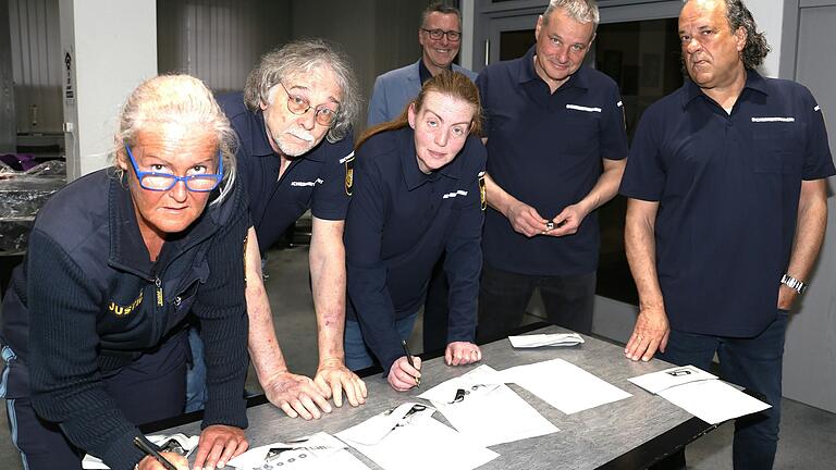Seit einem Jahr gehen Doreen Geiger (von links), Michael Fahrner, Alexandra Gimperlein, Bernd Schäfer und Andreas Schmitt, ausgestattet mit einem dunkelblauen Polohemd und einer dunkelblauen Einsatzjacke mit der Aufschrift 'Sicherheitswacht', in Veitshöchheim auf Streife, sehr zur Freude von Bürgermeister Jürgen Götz (im Hintergrund).