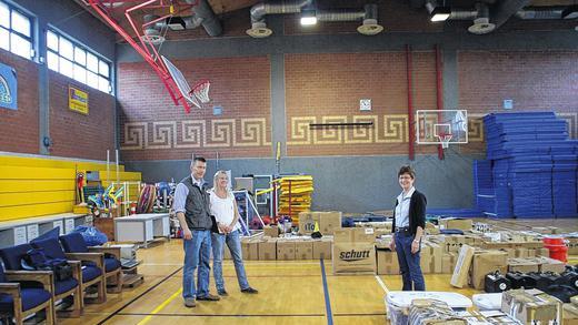 Material aus Mannheim: Army-Pressesprecher Nathan Van Schaik, Verbindungsoffizierin Beth Potter und Interimsschulleiterin Sharon O'Donnell mit dem Material, das die Schweinfurter High School geerbt hat. Material aus Mannheim: Army-Pressesprecher Nathan Van Schaik, Verbindungsoffizierin Beth Potter und Interimsschulleiterin Sharon O'Donnell mit dem Material, das die Schweinfurter High School geerbt hat.