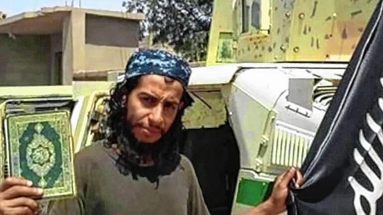 Alleged mastermind behind Paris attacks - Gefangen in einer Welt aus Mythen und Heilserwartungen: Abdelhamid Abaaoud, mutmaßlicher Drahtzieher der Anschläge von Paris, posiert auf dieser undatierten Aufnahme mit einem Buch und der Flagge der Terrormiliz IS. Alleged mastermind behind Paris attacks - Gefangen in einer Welt aus Mythen und Heilserwartungen: Abdelhamid Abaaoud, mutmaßlicher Drahtzieher der Anschläge von Paris, posiert auf dieser undatierten Aufnahme mit einem Buch und der Flagge der Terrormiliz IS.