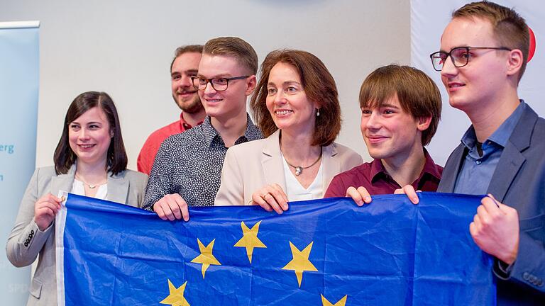 Justizministerin Katarina Barley (Vierte von links) wird in ihrer Partei gefeiert. Vor allem die Jusos - wie hier in Würzburg - sehen in ihr eine Hoffnungsträgerin. Justizministerin Katarina Barley (Vierte von links) wird in ihrer Partei gefeiert. Vor allem die Jusos - wie hier in Würzburg - sehen in ihr eine Hoffnungsträgerin. 