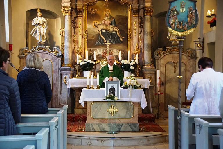 In der Kirche St. Georg in Lembach zelebrierte Pfarrer i.R. Ewald Thoma am Samstag einen Gedenkgottesdienst zum 50. Todestag des in Lembach geborenen Bischofs Georg Kilian Pflaum. In der Kirche St. Georg in Lembach zelebrierte Pfarrer i.R. Ewald Thoma am Samstag einen Gedenkgottesdienst zum 50. Todestag des in Lembach geborenen Bischofs Georg Kilian Pflaum.