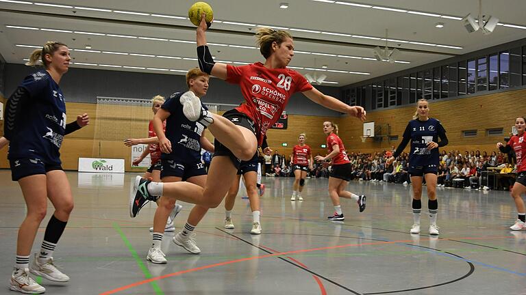 Viola Wolz (Mitte) von der HSG Pleichach beim Wurf. Ihre Mannschaft verlor das Lokalderby in der Handball-Bayernliga gegen Bergtheim. Viola Wolz (Mitte) von der HSG Pleichach beim Wurf. Ihre Mannschaft verlor das Lokalderby in der Handball-Bayernliga gegen Bergtheim.