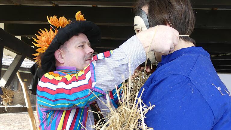 Die Vorbereitungen für die 'Rhöner Maskenfastnacht' laufen auf Hochtouren: Es braucht einiges an Zeit, bis sich ein Oberelsbacher in einen Strohmann mit typischer Holzmaske und Knüppel verwandelt. Die Vorbereitungen für die 'Rhöner Maskenfastnacht' laufen auf Hochtouren: Es braucht einiges an Zeit, bis sich ein Oberelsbacher in einen Strohmann mit typischer Holzmaske und Knüppel verwandelt.
