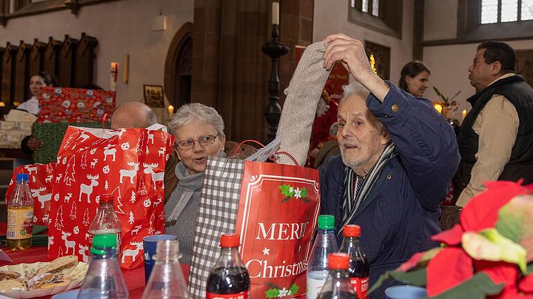 Nicht nur ein warmes Essen war den Teilnehmern und Teilnehmerinnen garantiert, auch ein persönliches Geschenk konnte jeder und jede mit nach Hause nehmen, liebevoll eingepackt von vielen fleißigen Händen. Nicht nur ein warmes Essen war den Teilnehmern und Teilnehmerinnen garantiert, auch ein persönliches Geschenk konnte jeder und jede mit nach Hause nehmen, liebevoll eingepackt von vielen fleißigen Händen.