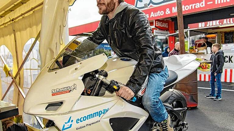 Virtuell über den Sachsenring       -  (hgö)   Im vergangenen Jahr hat die Firma Schauer, bisher vor allem als der Fahrradprofi bekannt, ihre Motorradabteilung neu aufgestellt. Waren bisher überwiegend Zubehör und Bekleidung für kleine Roller und Mokicks im Programm, bietet Schauer nun auf 500 Quadratmetern Verkaufsfläche ein komplettes Programm bis hin zum Superbike. Für diesen Bereich wurden gezielt neue Mitarbeiter eingestellt unter dem Motto: &bdquo;Biker beraten Biker&ldquo;. &bdquo;Wir sind ein Schweinfurter Unternehmen und wollen auch in diesem Bereich die Nummer 1 werden&ldquo;, sagt Marktleiter Ulrich Fenn. Am verkaufsoffenen Sonntag gab es eine Aktion mit einer Modenschau, bei der die aktuellen Biker-Outfits präsentiert wurden. Vor dem Markt stand ein Motorradsimulator. Hier konnten Biker, und auch solche, die es werden wollen, ein echtes Superbike zwischen die Beine nehmen und einige Runden auf dem Sachsenring drehen. Dies natürlich nur am TV-Bildschirm, das Fahrgefühl &bdquo;ist nicht schlecht&ldquo;, so der Kommentar des Testfahrers.