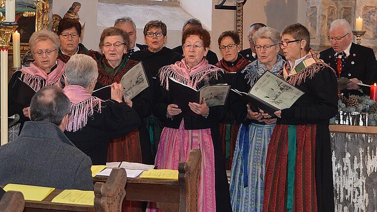 Die Handthaler Volkssänger sangen unter der Leitung von Berta Hüttner in der Handthaler Kirche.