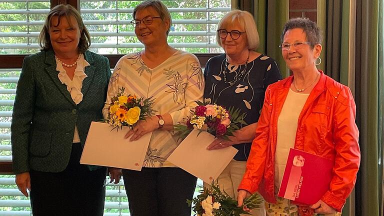 Bild Ehrung mit der SkF- Ehrenurkunde: Inge Weigand, Von links nach rechts: Isabella La Cour (SkF- Landesverband), Elwira Reuß Dorothea Menna, Ilse Götz Auf dem Bild fehlen: Martina Kaub, Evi Noppinger, Marie-Therese Rudloff Bild Ehrung mit der SkF- Ehrenurkunde: Inge Weigand, Von links nach rechts: Isabella La Cour (SkF- Landesverband), Elwira Reuß Dorothea Menna, Ilse Götz Auf dem Bild fehlen: Martina Kaub, Evi Noppinger, Marie-Therese Rudloff