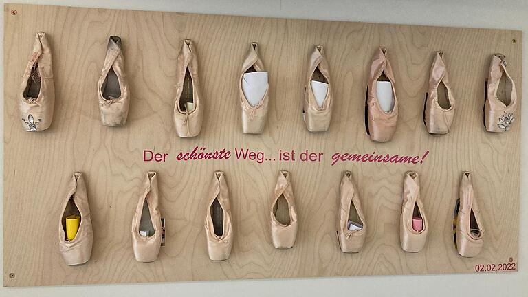 Ein Holzbrett mit getragenen Spitzenschuhen, unter denen Erinnerungen, Fotos und Wünsche für Cornelia Hoffmann angebracht sind - das Geschenk langjähriger Schülerinnen zur Eröffnung ihres eigenen Ballettstudios im Februar 2022. Ein Holzbrett mit getragenen Spitzenschuhen, unter denen Erinnerungen, Fotos und Wünsche für Cornelia Hoffmann angebracht sind - das Geschenk langjähriger Schülerinnen zur Eröffnung ihres eigenen Ballettstudios im Februar 2022.