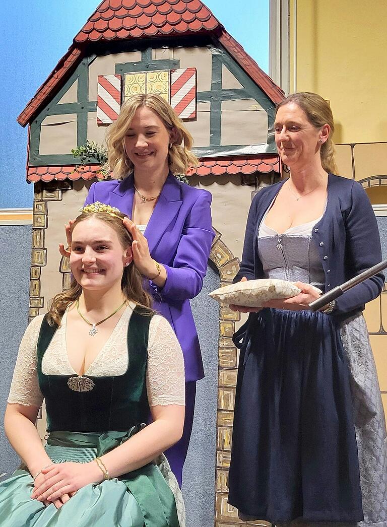 Krönungszeremonie: Vivien Leutner bekam als 28. Weinprinzessin von ihrer Vorgängerin Francesca Weiß die Krone aufgesetzt, Bürgermeisterin Judith Roth-Jörg assistierte.