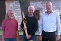 Klaus Werner (links) und Ralf Herrmann (rechts, 1. Vorsitzender) überreichten dem langjährigen Kassier Thomas Roth als Dank eine Holzskulptur.