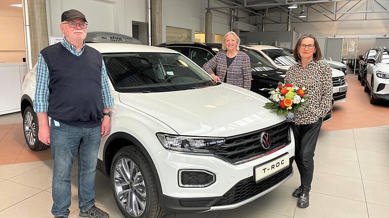 Auf zweimal 20 Jahre im Autohaus Kehm blicken zurück Klaus Kretscher (links) und Anni Volkheimer (rechts). In der Mitte die stolze Chefin Ulrike Kehm, die die treuen Fachkräfte nun in den Ruhestand verabschiedet hat. Auf zweimal 20 Jahre im Autohaus Kehm blicken zurück Klaus Kretscher (links) und Anni Volkheimer (rechts). In der Mitte die stolze Chefin Ulrike Kehm, die die treuen Fachkräfte nun in den Ruhestand verabschiedet hat.