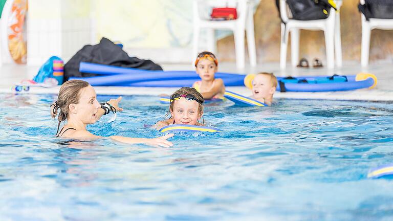 Positiv bewertet das Landratsamt Schweinfurt sein Förderprogramm, um mehr Kindern das Schwimmen beizubringen. 550 haben davon in zwei Jahren profitiert (Symbolbild). Positiv bewertet das Landratsamt Schweinfurt sein Förderprogramm, um mehr Kindern das Schwimmen beizubringen. 550 haben davon in zwei Jahren profitiert (Symbolbild).