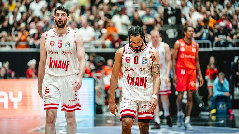 Otis Livingston II (rechts) von den Würzburg Baskets lässt den Kopf hängen und auch Owen Klassen (links) sieht nicht glücklich aus, weil die Würzburger in Chemnitz verloren haben. Otis Livingston II (rechts) von den Würzburg Baskets lässt den Kopf hängen und auch Owen Klassen (links) sieht nicht glücklich aus, weil die Würzburger in Chemnitz verloren haben.