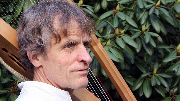 Tom Daun gilt als führenden Vertreter von traditioneller und historischer Harfenmusik in Deutschland. Ende August gastiert er auf der Gamburg.
