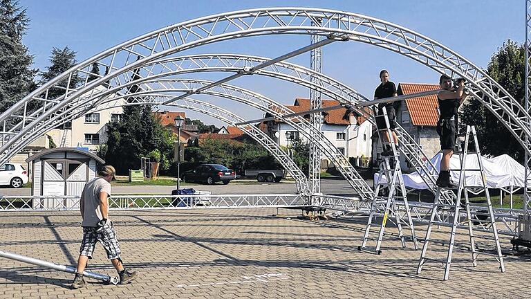 Alle Hände voll zu tun hatten die Mitarbeiter einer Firma für Veranstaltungstechnik beim Aufbau der Show- und der Mitmachbühne für die Bayern 1-Sommerreise, die am Sonntag in Haßfurt endet.