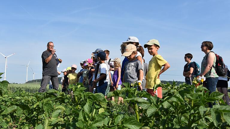 Die Kinder der Grundschule Karlstadt - Wiesenfeld / Karlburg besuchten das  Biohöfle Hoffmann in Uettingen.
