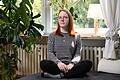 Klara H. in ihrem Wohnzimmer: Die Krankenschwester aus Würzburg erkrankte nach einer Coronainfektion am Chronischen Fatigue Syndrom (ME/CFS).