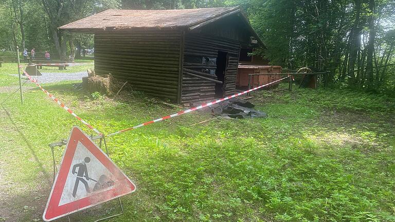 Im Sommer wurde das Nebengebäude abgerissen. Im Sommer wurde das Nebengebäude abgerissen.