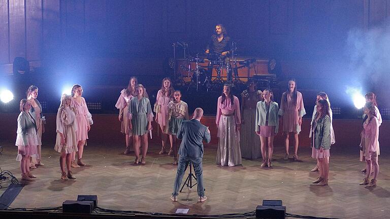 Beeindruckend: der Chor mit Dirigent Stijn Kolacny - Beeindruckend: der Chor mit Dirigent Stijn Kolacny Beeindruckend: der Chor mit Dirigent Stijn Kolacny - Beeindruckend: der Chor mit Dirigent Stijn Kolacny