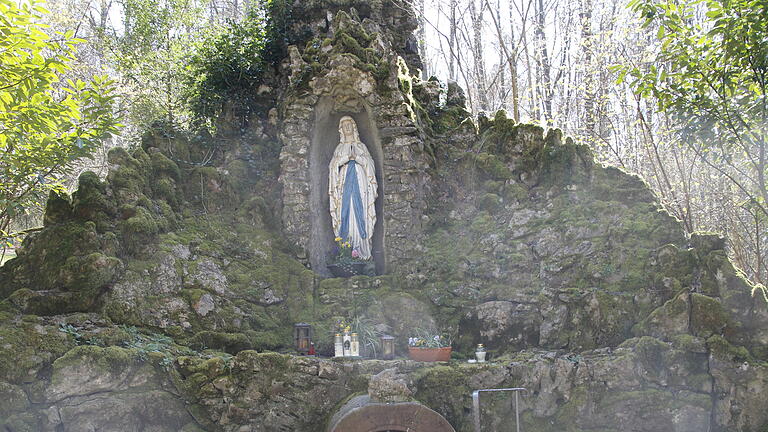 An der Quelle neben der Kapelle Terzenbrunn ist eine Maria Statue.       -  An der Quelle neben der Kapelle Terzenbrunn ist eine Maria Statue.