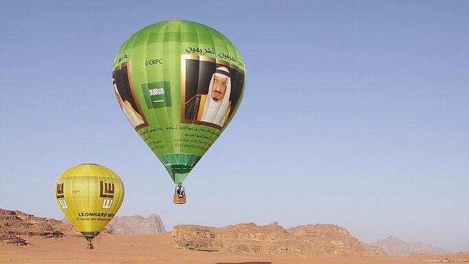 Rhönballon Jordanien - Schattenspiel: Mit drei Ballonen fuhr die deutsch-arabische Ballonfahrer-Gruppe über die bekannteste Wüstenregion Jordaniens. Rhönballon Jordanien - Schattenspiel: Mit drei Ballonen fuhr die deutsch-arabische Ballonfahrer-Gruppe über die bekannteste Wüstenregion Jordaniens.