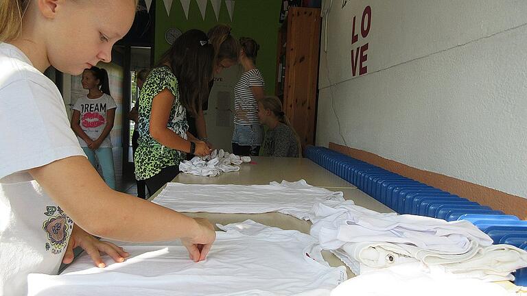 Beim städtischen Ferienprogramm konnten die Kinder auch verschiedene Batik-Techniken ausprobieren. Beim städtischen Ferienprogramm konnten die Kinder auch verschiedene Batik-Techniken ausprobieren.
