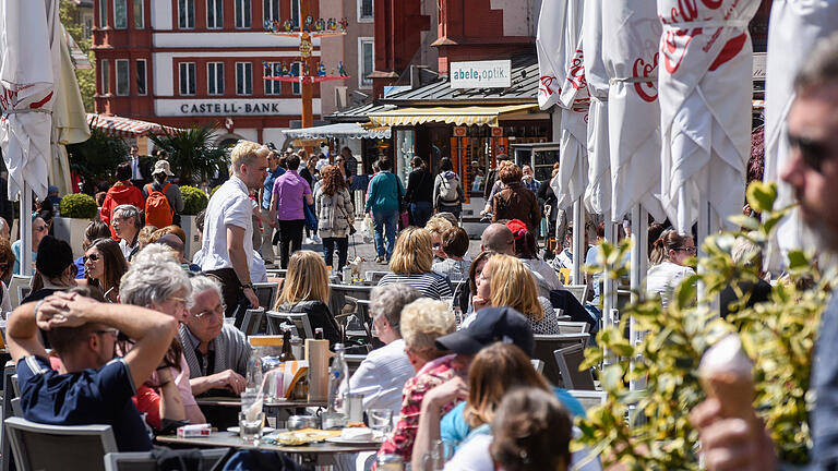 Sobald sich die ersten Sonnenstrahlen zeigen, strömen die Würzburger nach außen. Was viele nicht wissen: Die Gastronomen müssen für die Außenflächen einiges hinblättern. Sobald sich die ersten Sonnenstrahlen zeigen, strömen die Würzburger nach außen. Was viele nicht wissen: Die Gastronomen müssen für die Außenflächen einiges hinblättern.