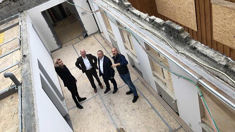 Maximilian Reich (von links) vom Landratsamt, Rhön GmbH-Geschäftsführer Thorn Plöger, Landrat Thomas Bold und Klaus Spitzl, Geschäftsführer des Vereins Naturpark und Biosphärenreservat Bayerische Rhön besichtigen die Baustelle. Foto: Marion Eckert - Maximilian Reich (von links) vom Landratsamt, Rhön GmbH-Geschäftsführer Thorn Plöger, Landrat Thomas Bold und Klaus Spitzl, Geschäftsführer des Vereins Naturpark und Biosphärenreservat Bayerische Rhön besichtigen die Baustelle. Foto: Marion Eckert Maximilian Reich (von links) vom Landratsamt, Rhön GmbH-Geschäftsführer Thorn Plöger, Landrat Thomas Bold und Klaus Spitzl, Geschäftsführer des Vereins Naturpark und Biosphärenreservat Bayerische Rhön besichtigen die Baustelle. Foto: Marion Eckert - Maximilian Reich (von links) vom Landratsamt, Rhön GmbH-Geschäftsführer Thorn Plöger, Landrat Thomas Bold und Klaus Spitzl, Geschäftsführer des Vereins Naturpark und Biosphärenreservat Bayerische Rhön besichtigen die Baustelle. Foto: Marion Eckert